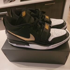 Air jordan legacy 312 low size 12 shoe black white and gold in great condition